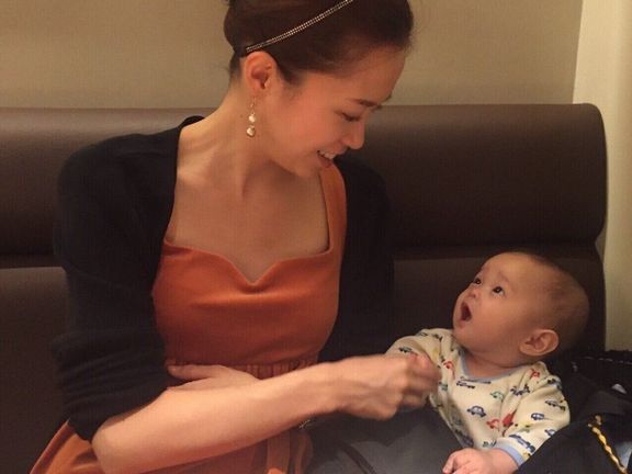 近藤さや香さんと息子さんの写真