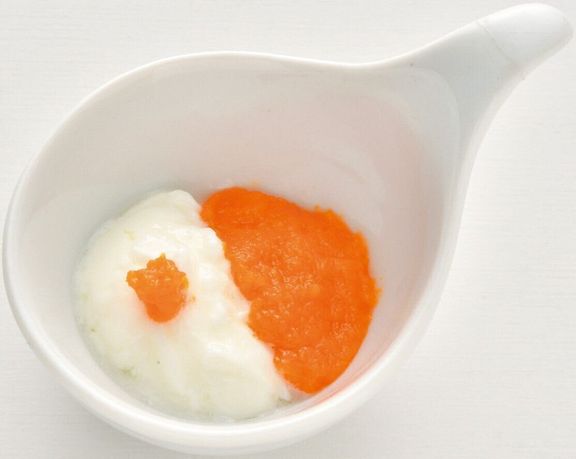 にんじんとヨーグルトの二色盛り (離乳初期 5~6カ月ごろ)