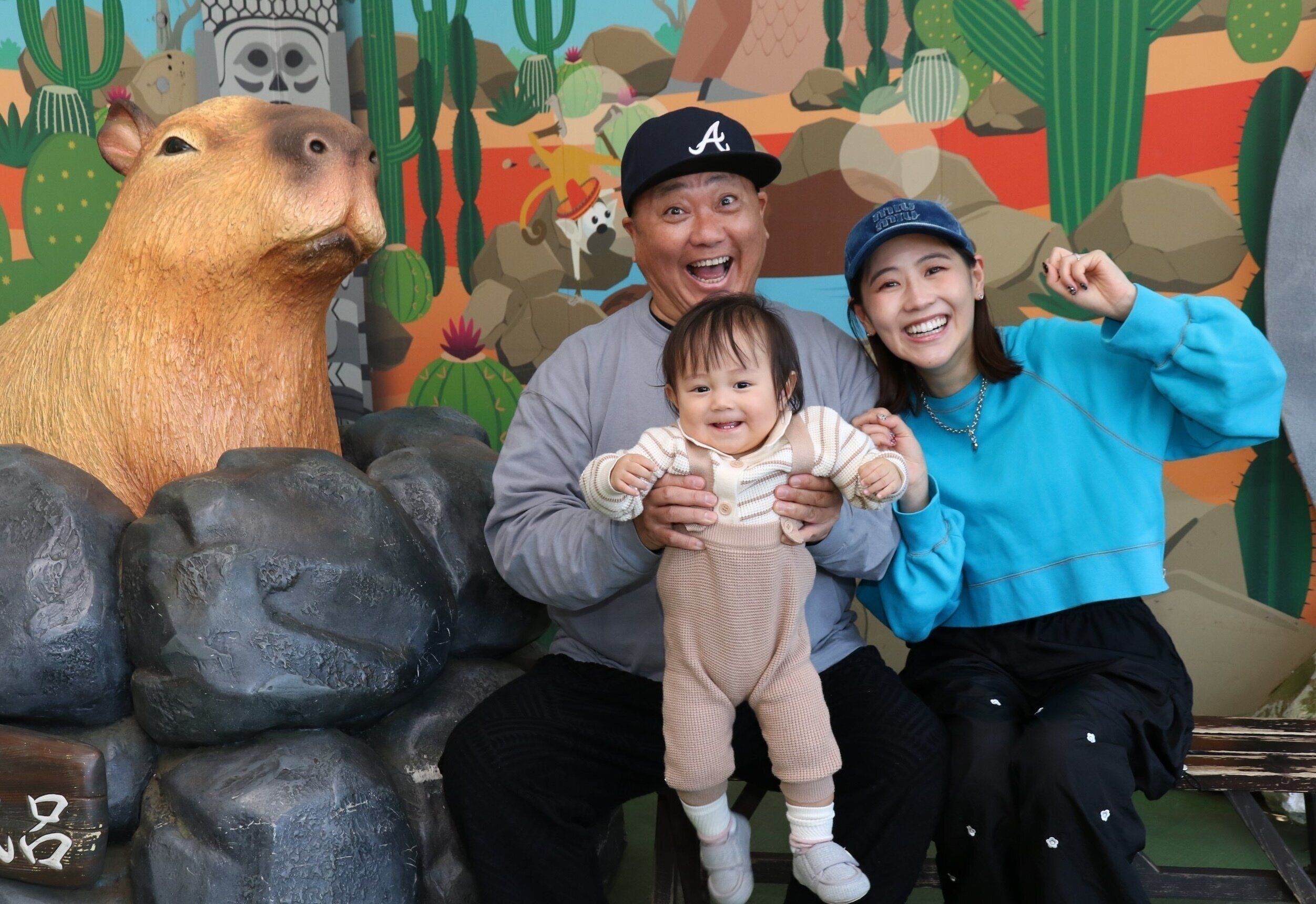 「伊豆シャボテン動物公園」に出かけたときの、家族3人の写真。