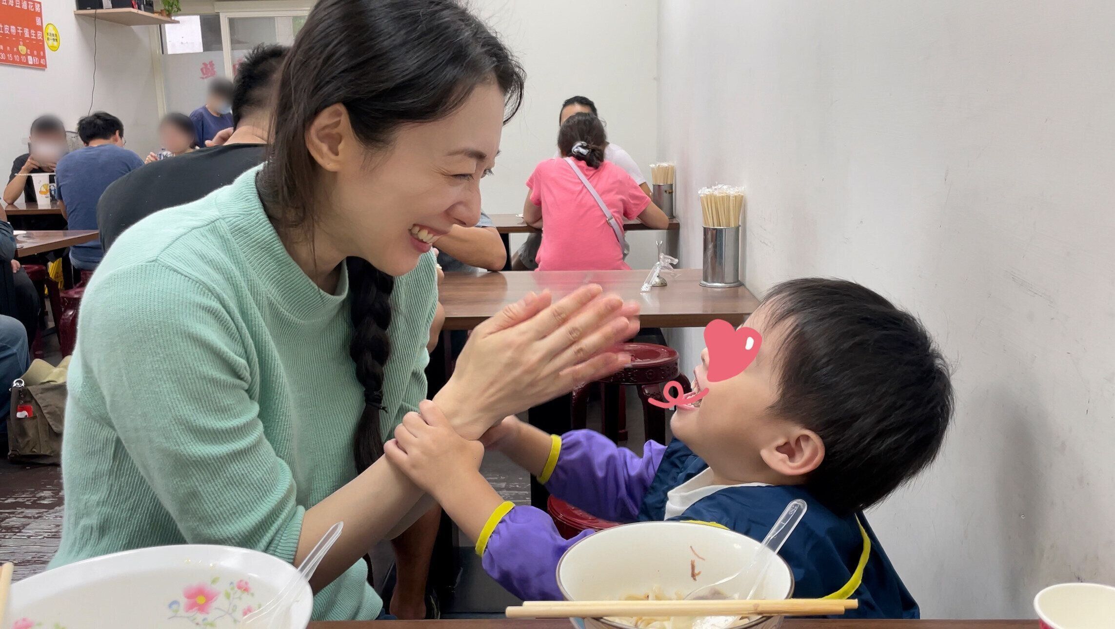 台湾の食堂にて、息子さんと藤岡さん