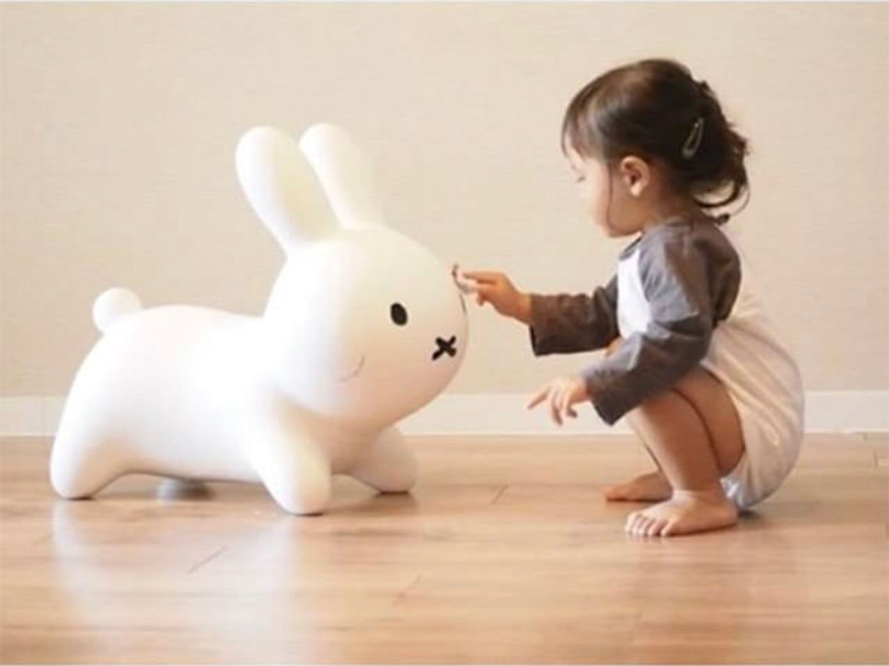 ぴょんぴょん跳ねるバルーン遊具 ブルーナボンボンがかわいい たまひよ ぴょんぴょん跳ねるバルーン遊具 ブルーナボンボンがかわいい たまひよ