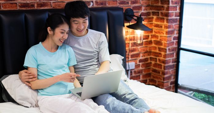 若いアジアの新婚夫婦は妊娠して幸せ