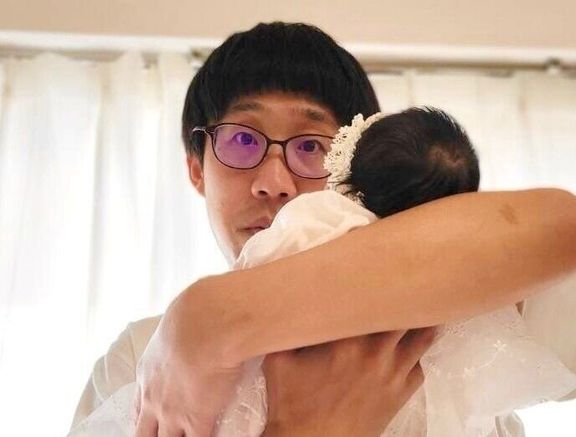長女の誕生直後。Instagramで誕生報告をした1枚。