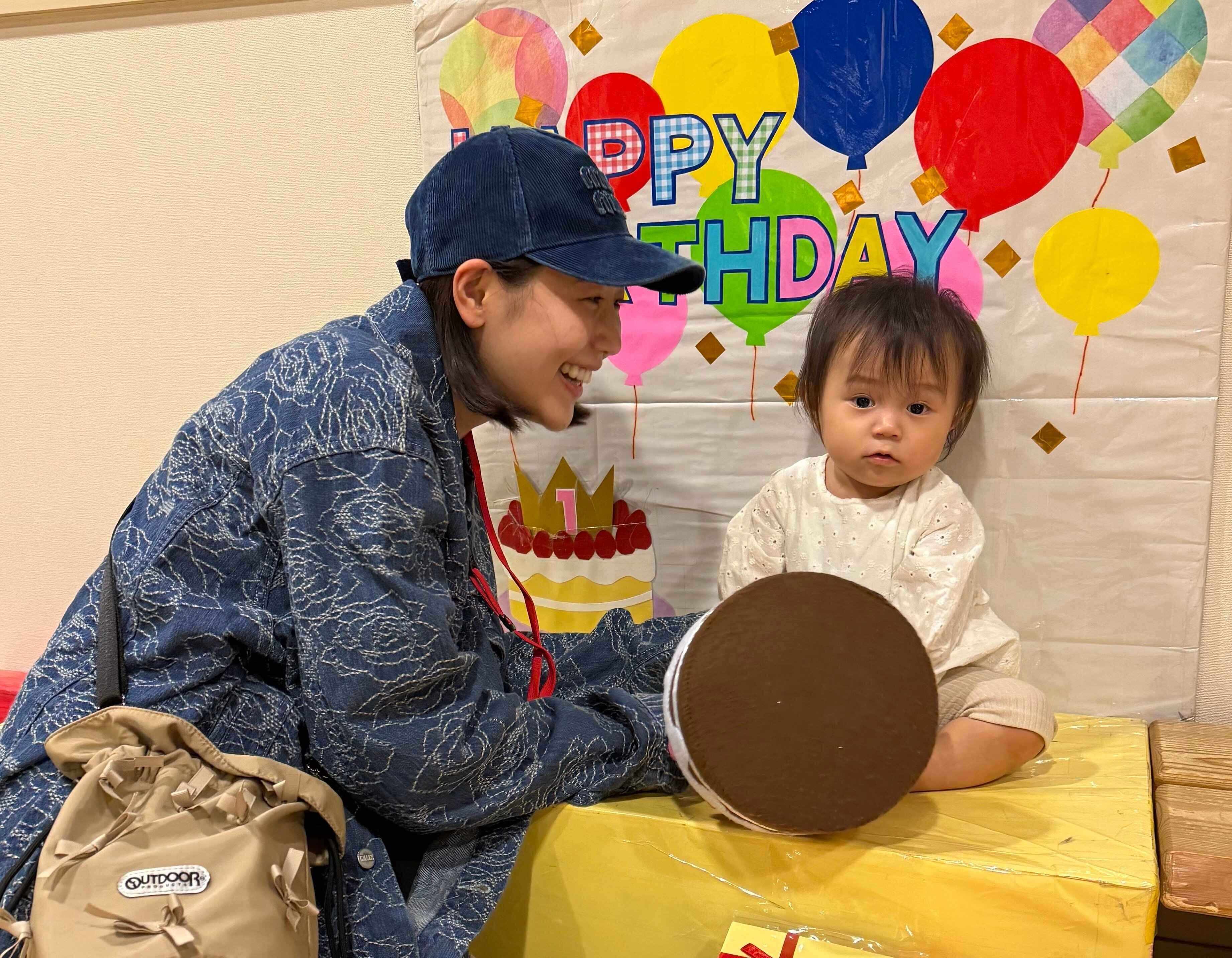 支援センターで遊ぶ、西野さんとにこりちゃん。