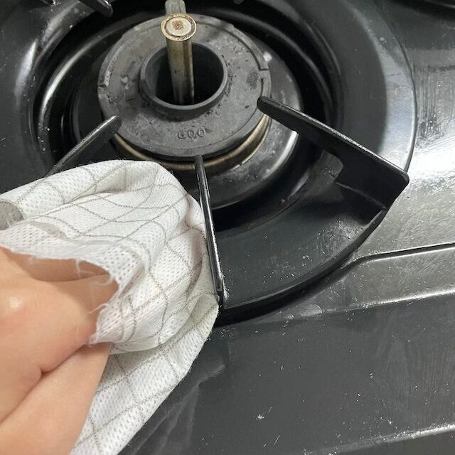 抗菌カット式台ふきんでコンロ掃除