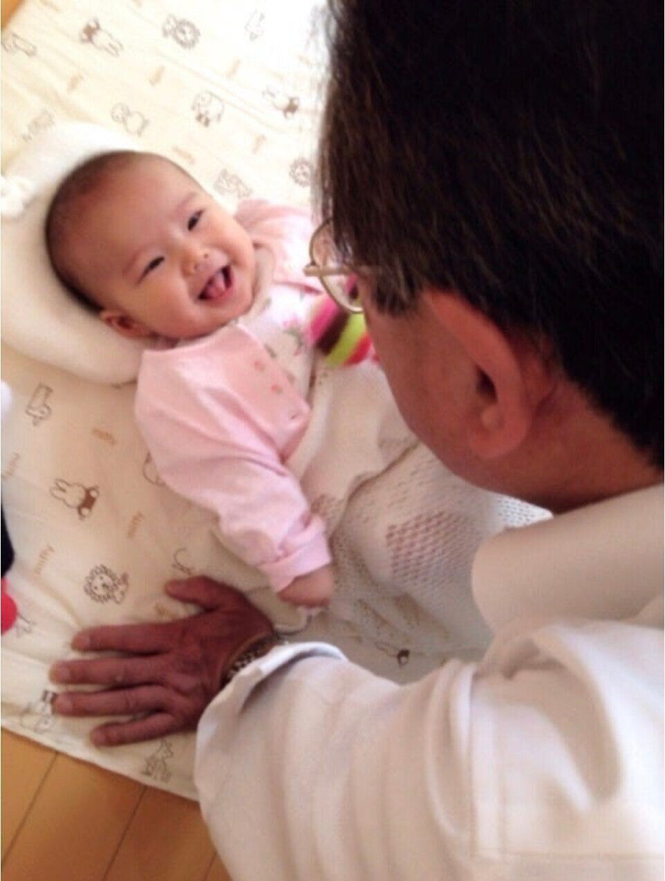 安さんのお父さんと、赤ちゃんの頃のうたちゃん