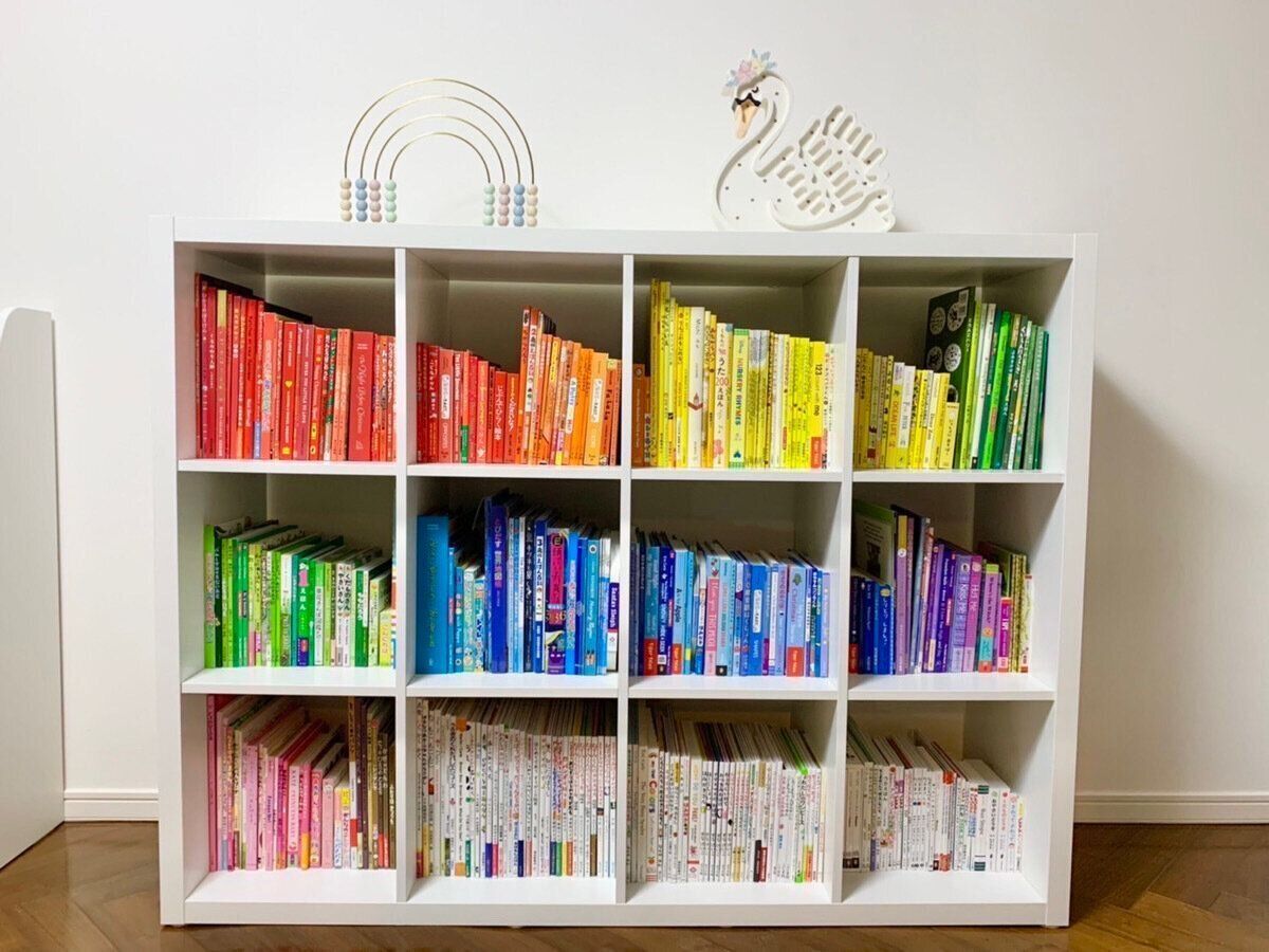 色別に、虹のように並べられた横山さん宅の本棚。