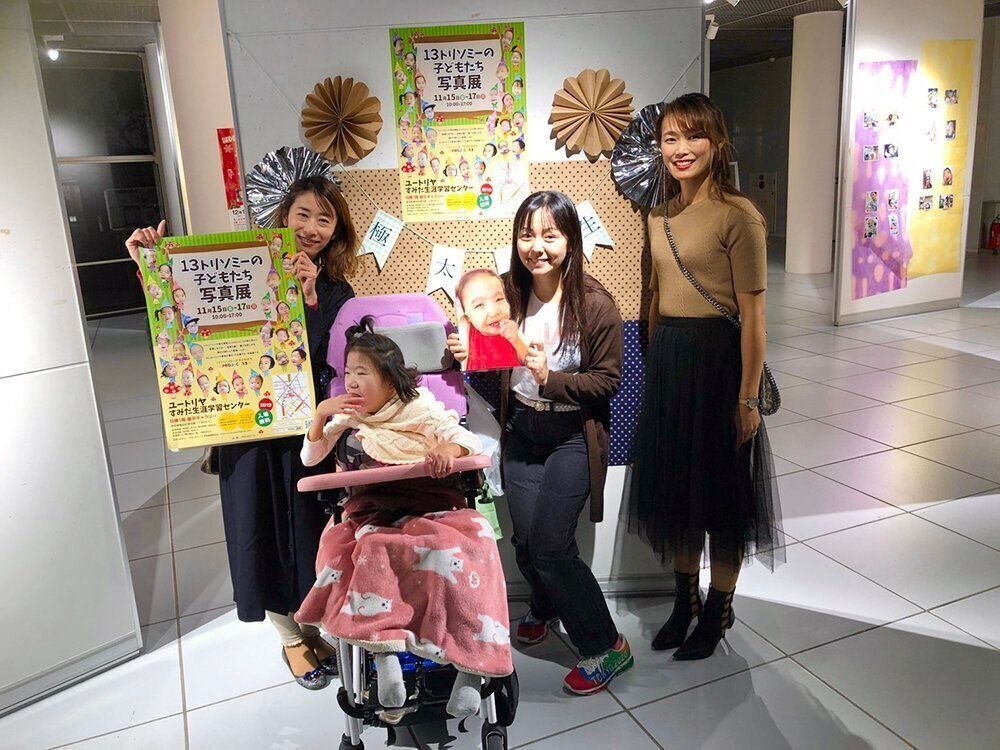 PROJECT13の写真展。うしろには「極太人生」というフラッグも