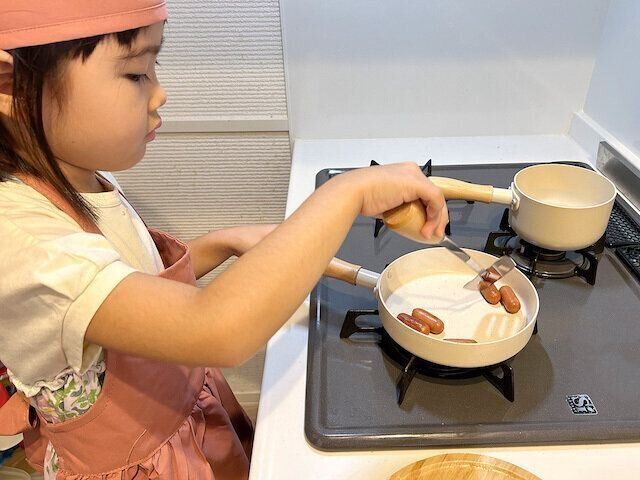 キッチンで料理をする様子