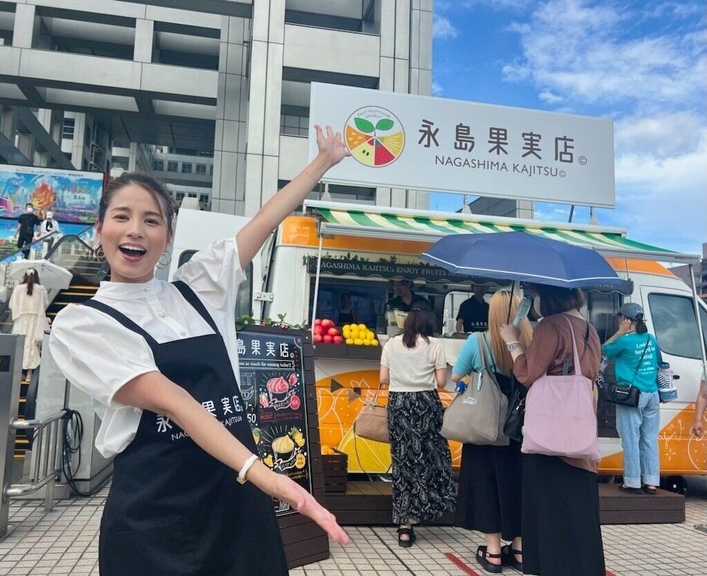 「永島果実店」の前に立つ、永島さん