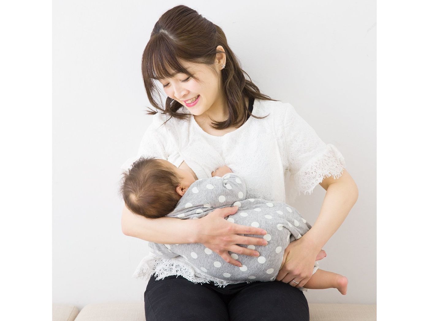 専門家監修 乳首が切れて悲鳴 授乳が痛すぎるときは 赤ちゃんの抱き方やくわえさせ形を変えてみて たまひよ 専門家監修 乳首が切れて悲鳴 授乳が痛すぎるときは 赤ちゃんの抱き方やくわえさせ形を変えてみて たまひよ