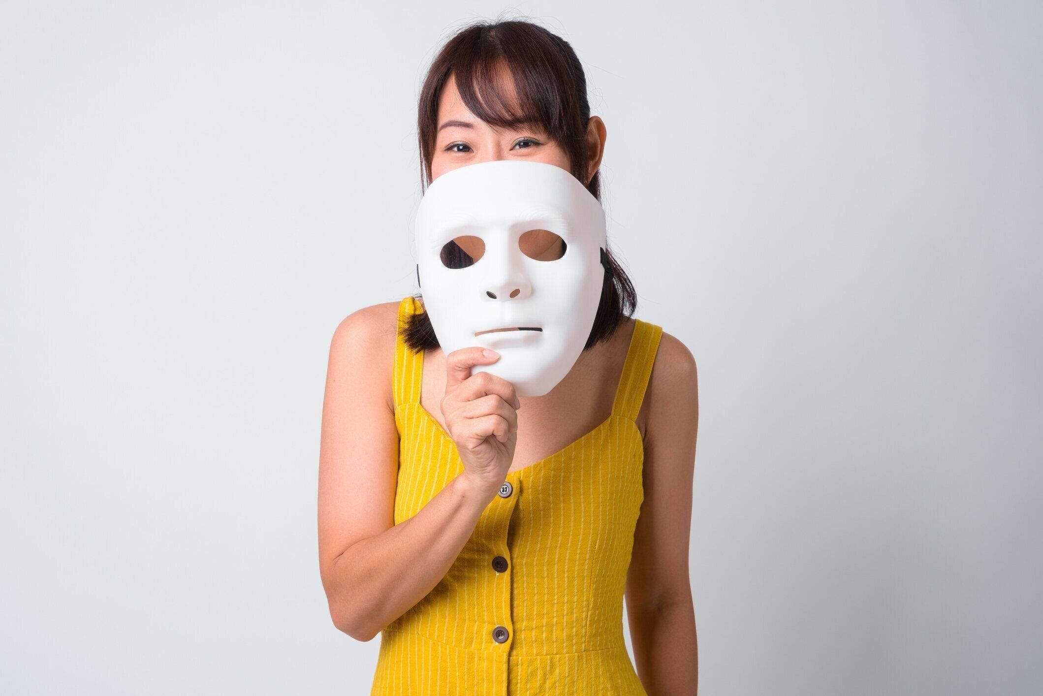 黄色いドレスを着た美しいアジアの女性の肖像画