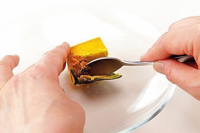 ●かぼちゃの皮・わた・種を取り除く