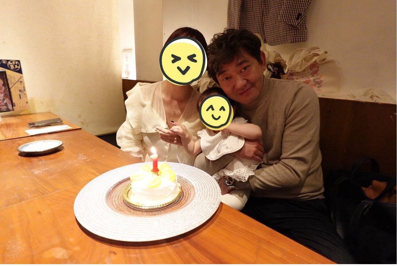 娘さんの1歳の誕生日を家族3人でお祝い。