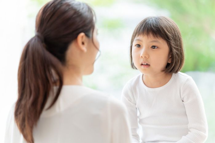 若い日本の母と娘の遊び