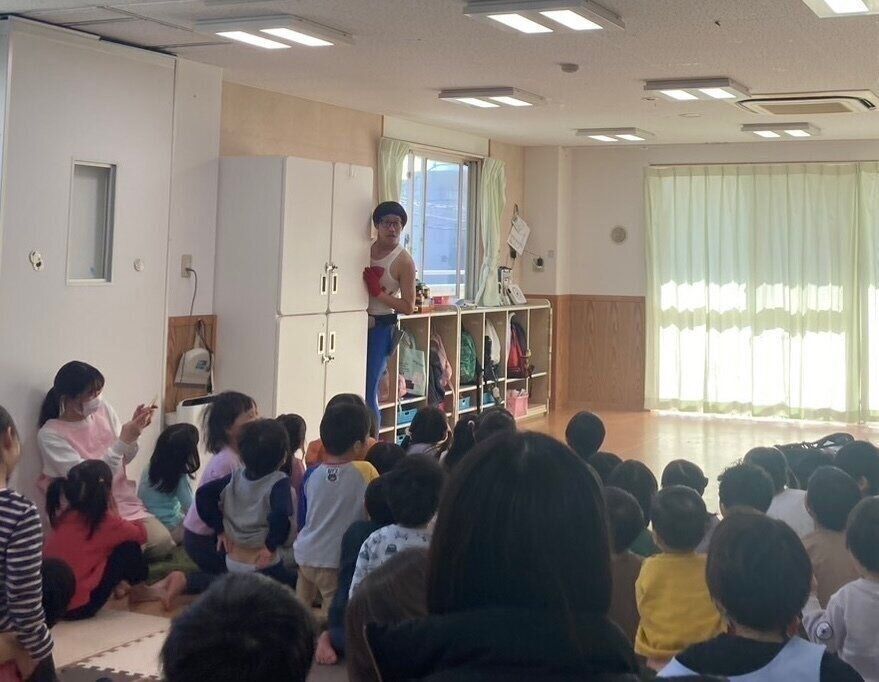 ひょっこりはんさん、保育園でのお笑いライブでの写真