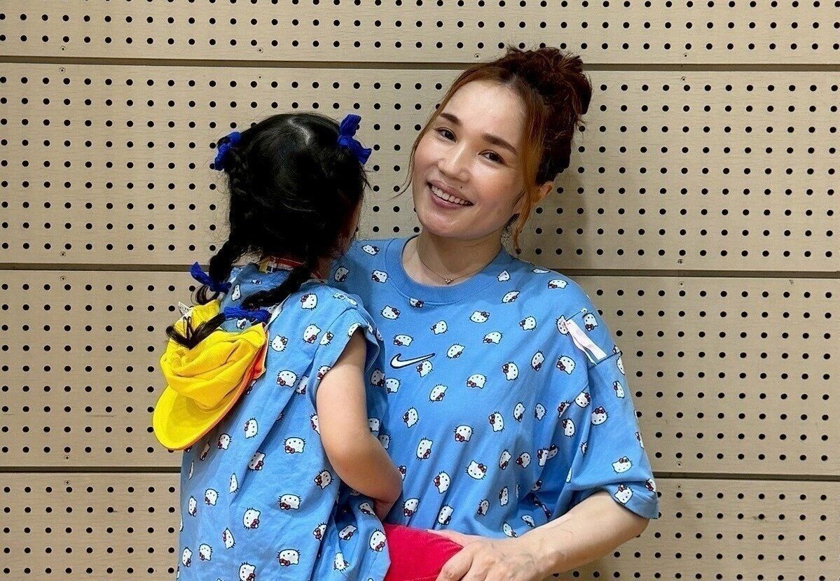 娘さんとノラさん。こちらも、仲よしの親子ペアコーデで。