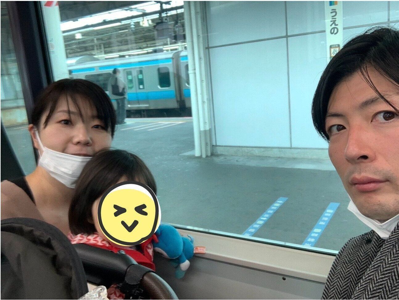山﨑さん、夫・立川談洲さん、娘さんと電車に乗ってお出かけ。