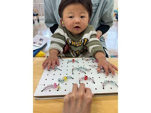 山田さんお手製の玩具で遊ぶそうきくん