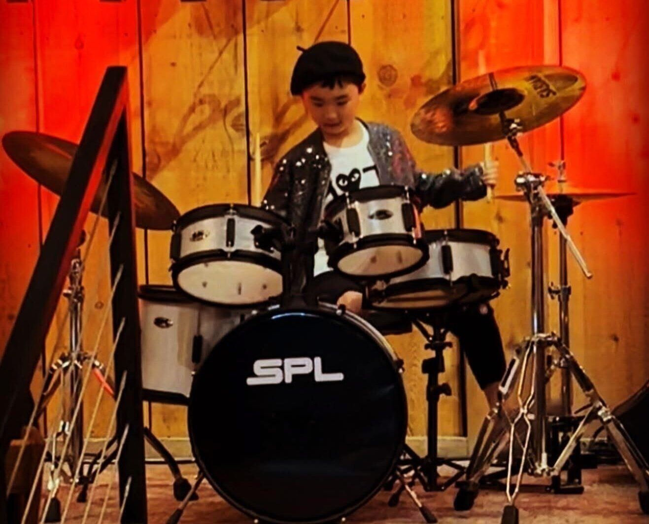 ドラムの発表会での息子さん。