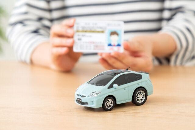 免許証の写真がなぜか妖怪!?免許更新で写真にきれいに写るコツ