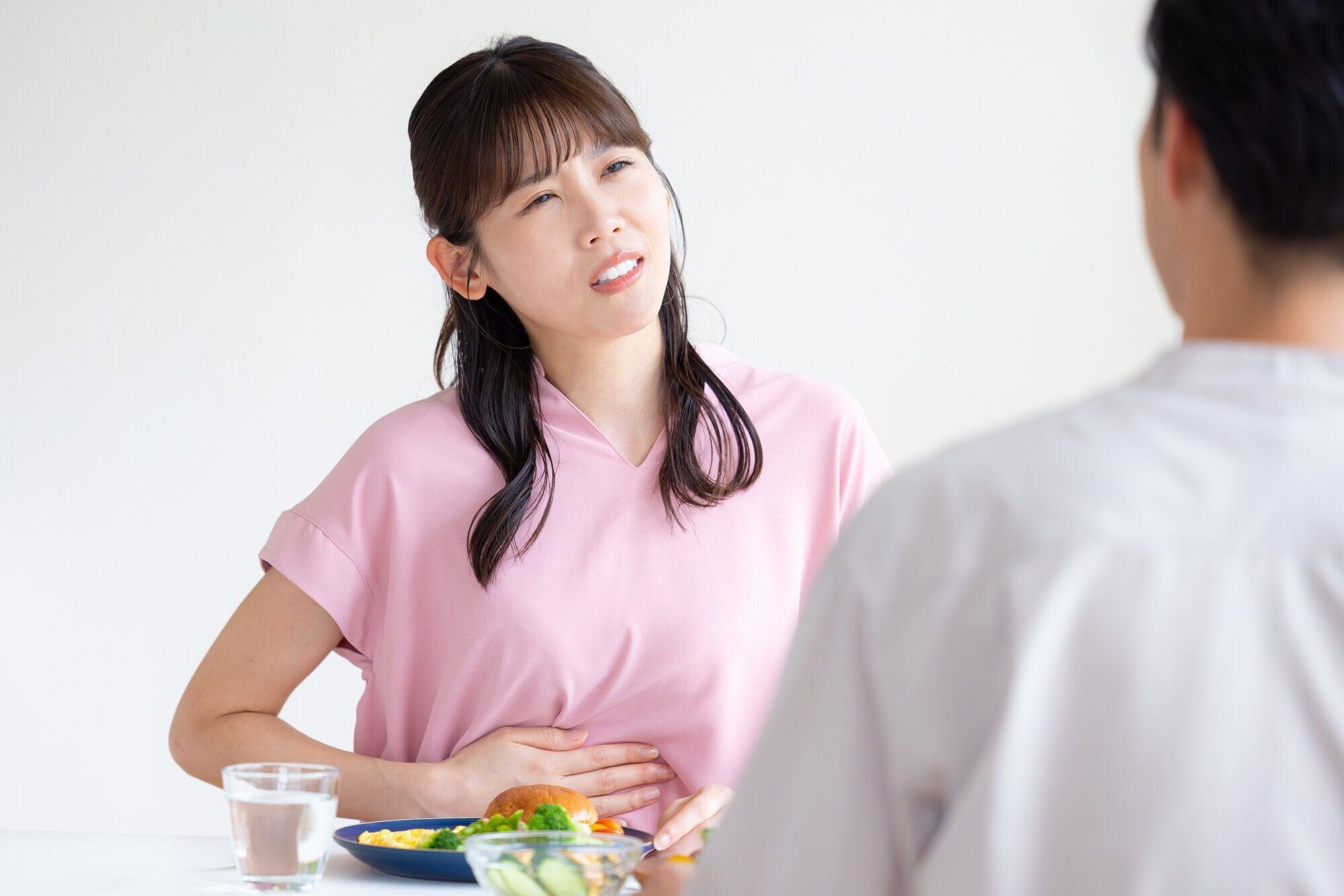 妻が夫につわりの様子について話す様子