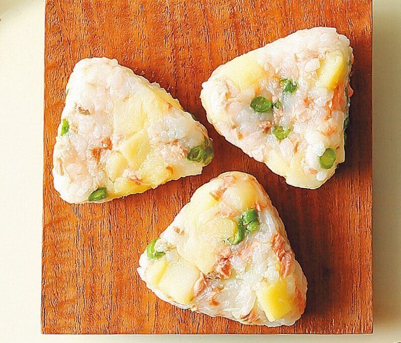 鮭とじゃがいものおにぎり （離乳完了期 1才～1才6カ月ごろ）