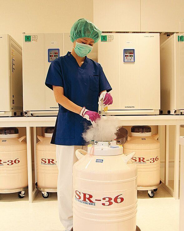 凍結後も液体窒素の補充やタンクの確認を毎日行い、ベストな状態で胚や卵子、精子を保管する