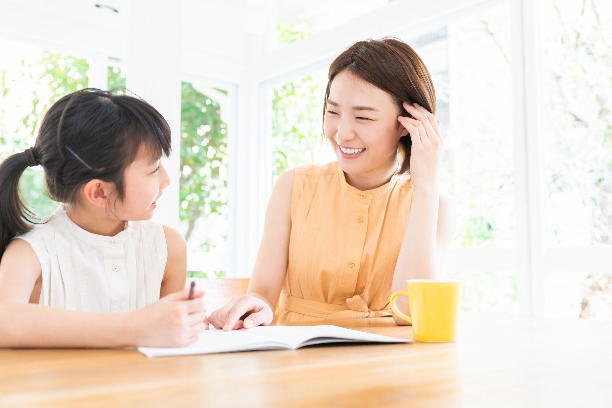 勉強する親と娘