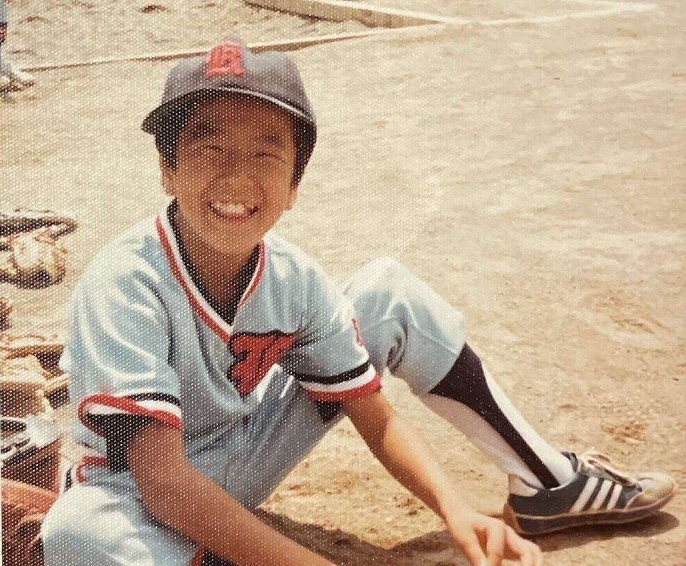 小学生のころは、遊びのほかに野球にも夢中に。