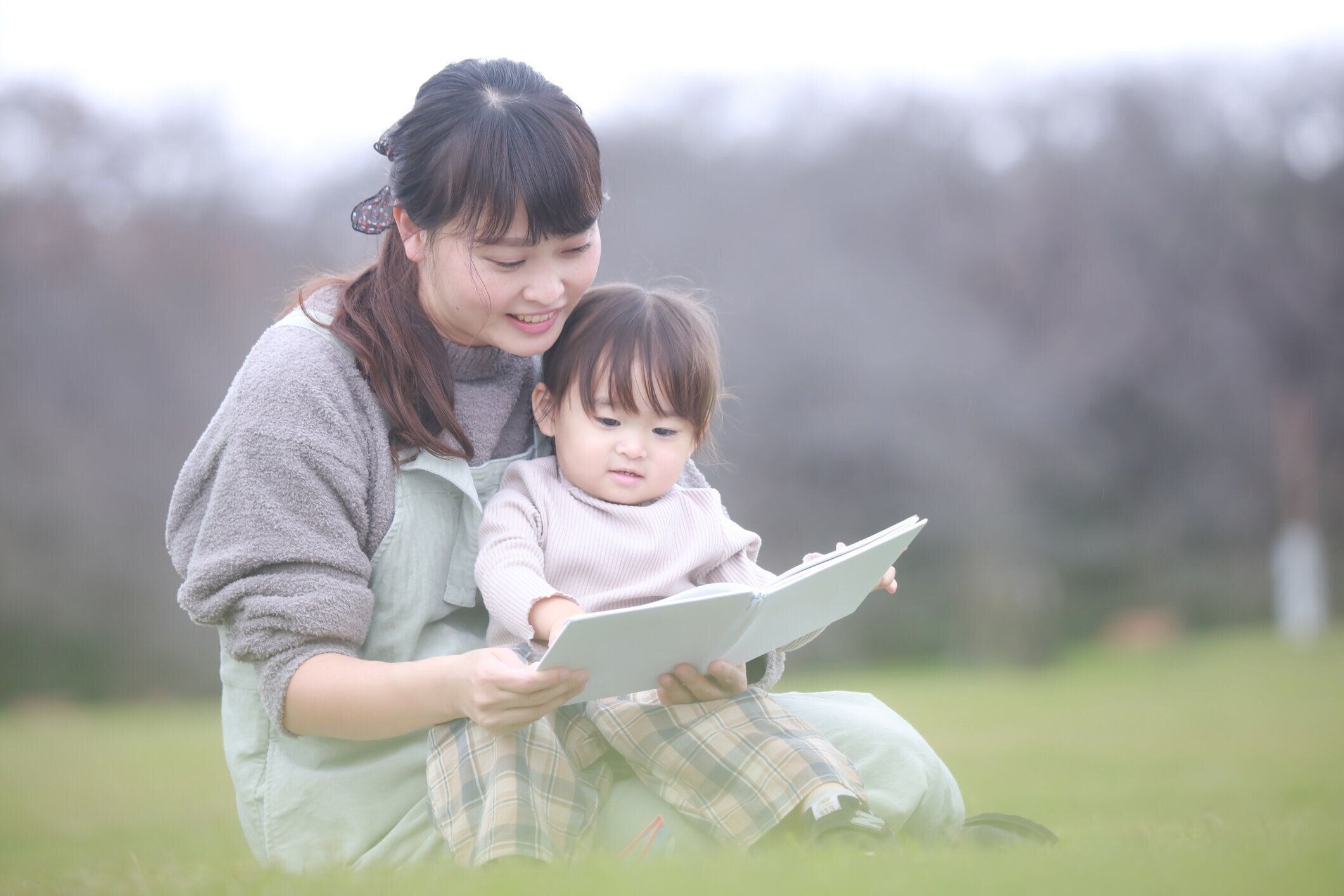 絵本を読む親子