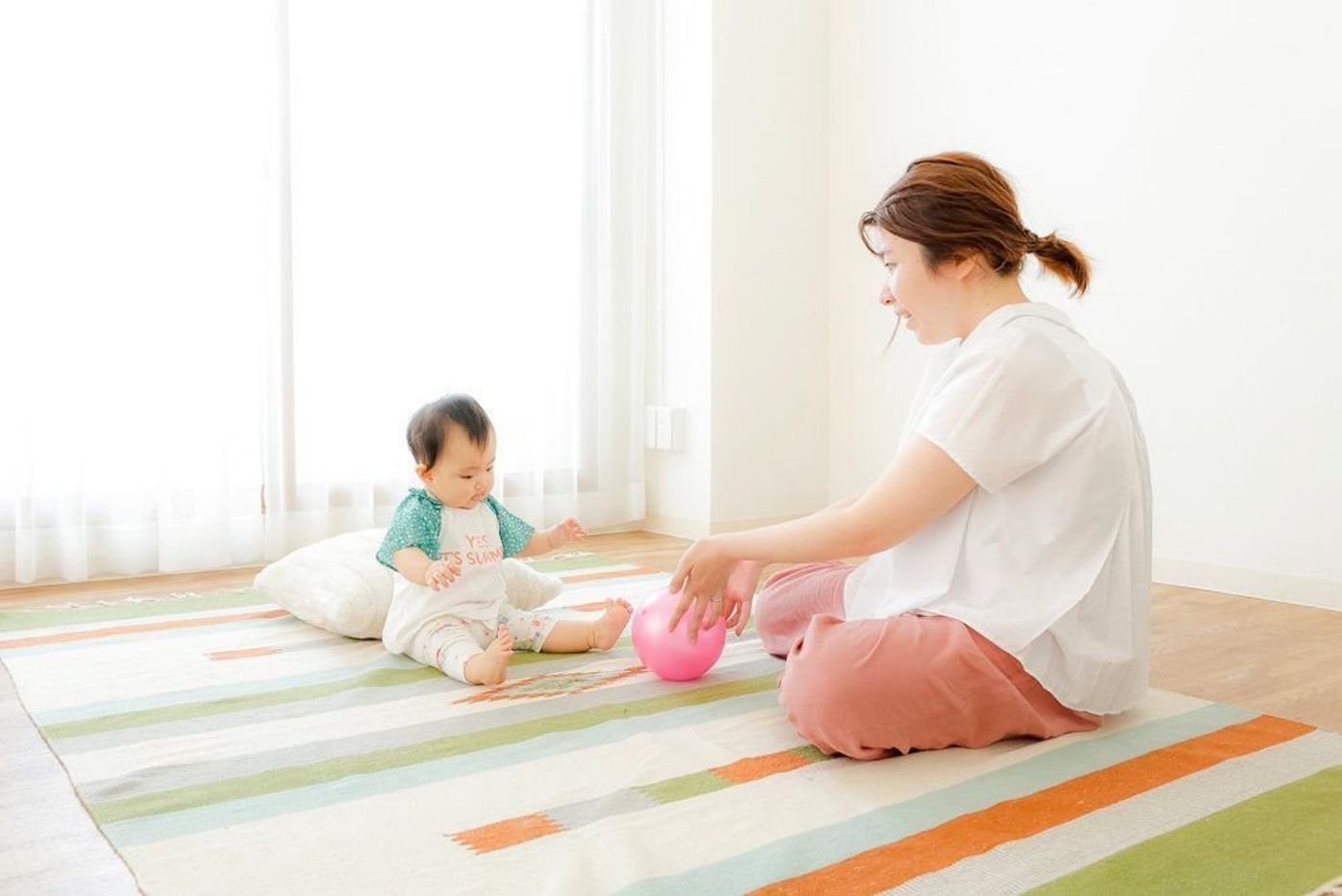 専門家監修 9カ月 1才 お散歩 体を使ったおうち遊びで 心も健康に 触れ合い遊び6選 たまひよ 専門家監修 9カ月 1才 お散歩 体を使ったおうち遊びで 心も健康に 触れ合い遊び6選 たまひよ