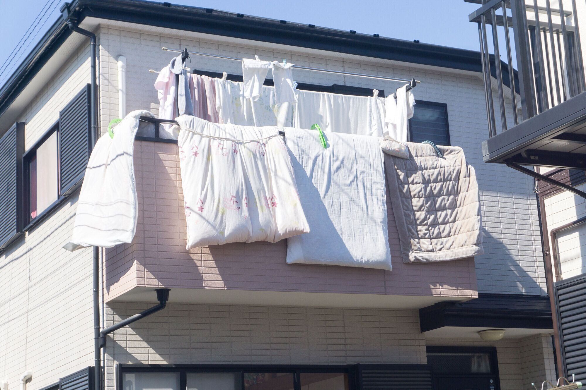 布団ってどこに干す？そもそも干さない？　みんなの布団事情