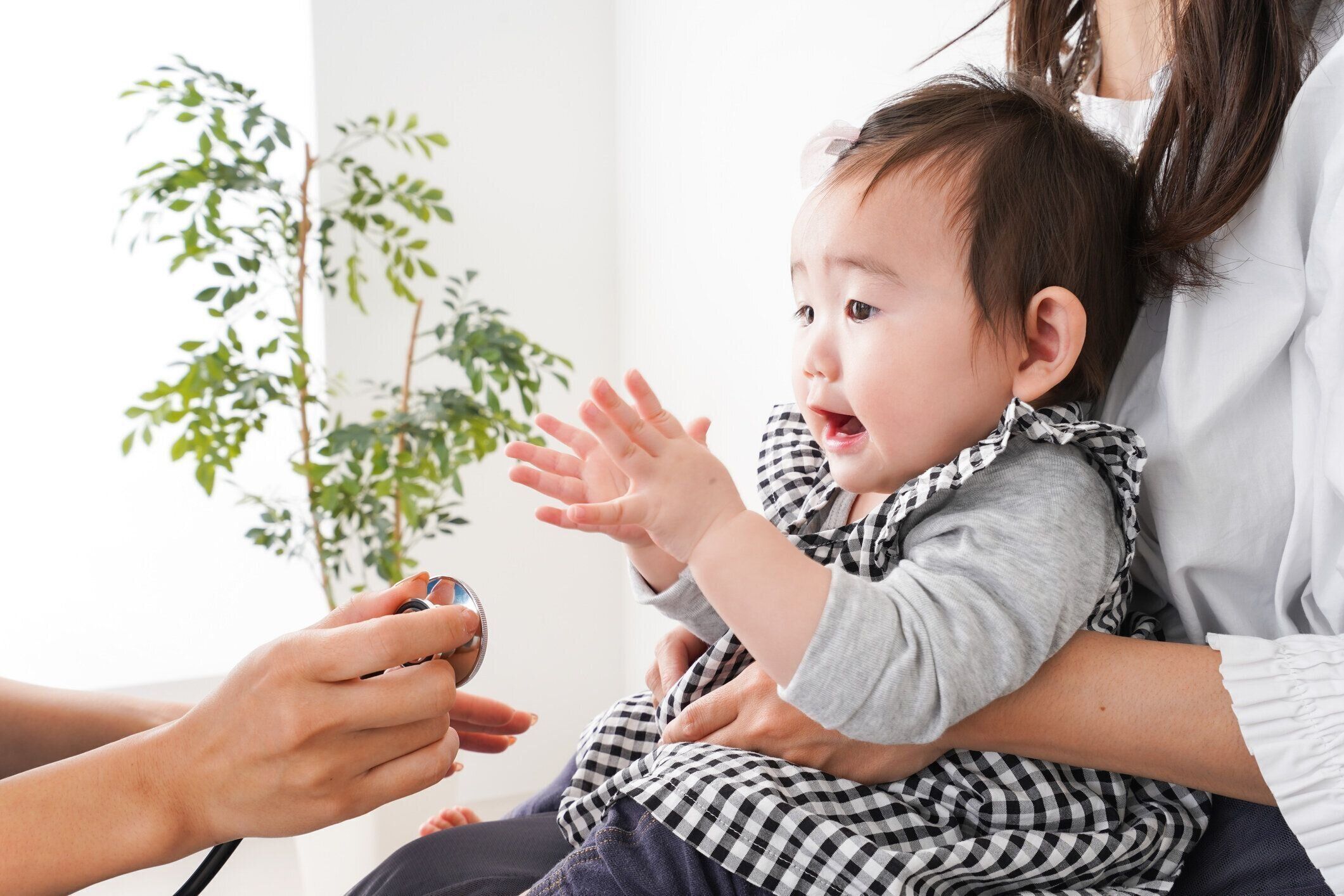 赤ちゃんは病院で健康診断を受ける