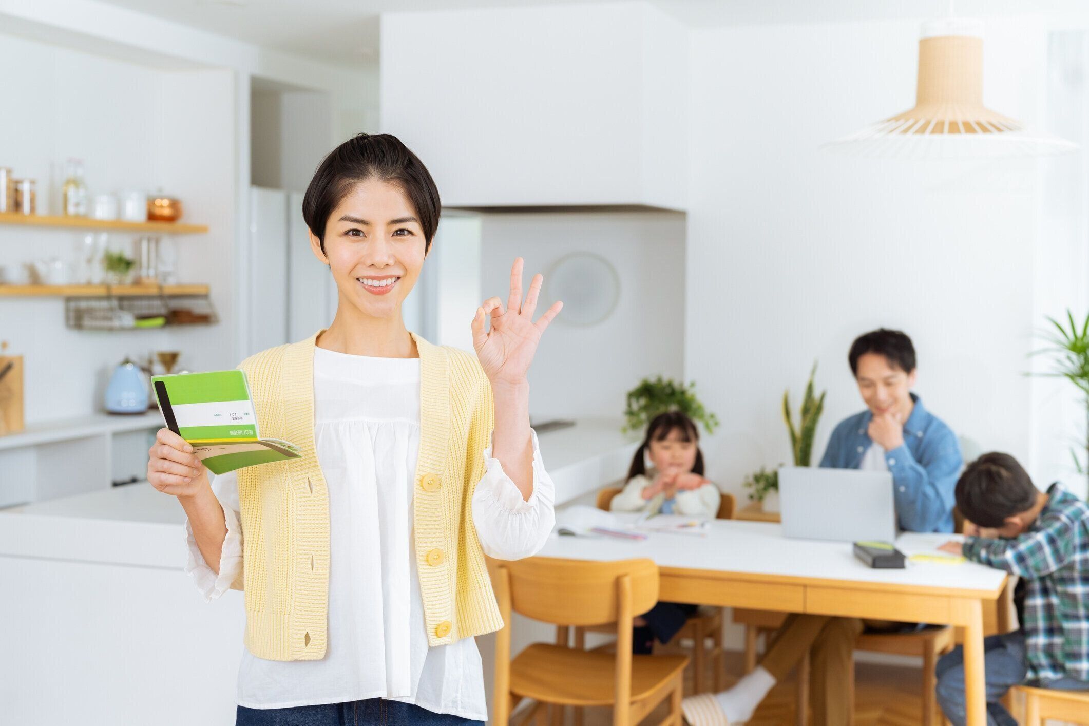 食堂で預金通帳を持つ主婦