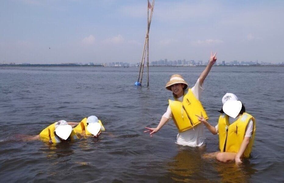 千葉の海へ潮干狩りに行ったときの、熊田さんと子どもたち。