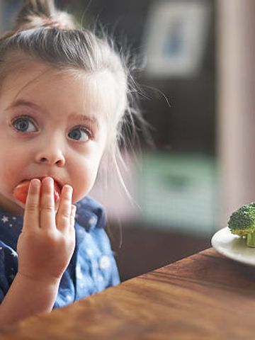 専門家監修 1歳 2歳児にとって 食事に集中 は難しいもの 叱るよりマナーを教えて たまひよ 専門家監修 1歳 2歳児にとって 食事に集中 は難しいもの 叱るよりマナーを教えて たまひよ