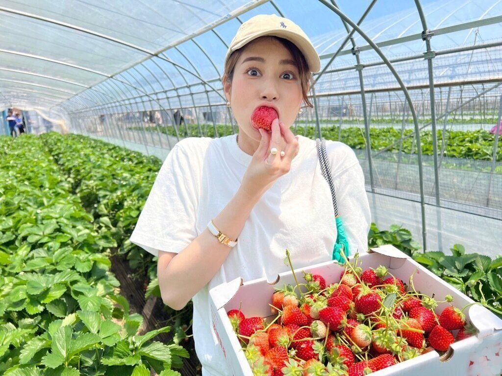 永島さんがいちごを食べている写真