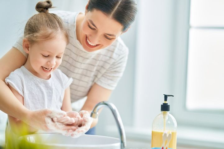子供と大人が手を洗っている