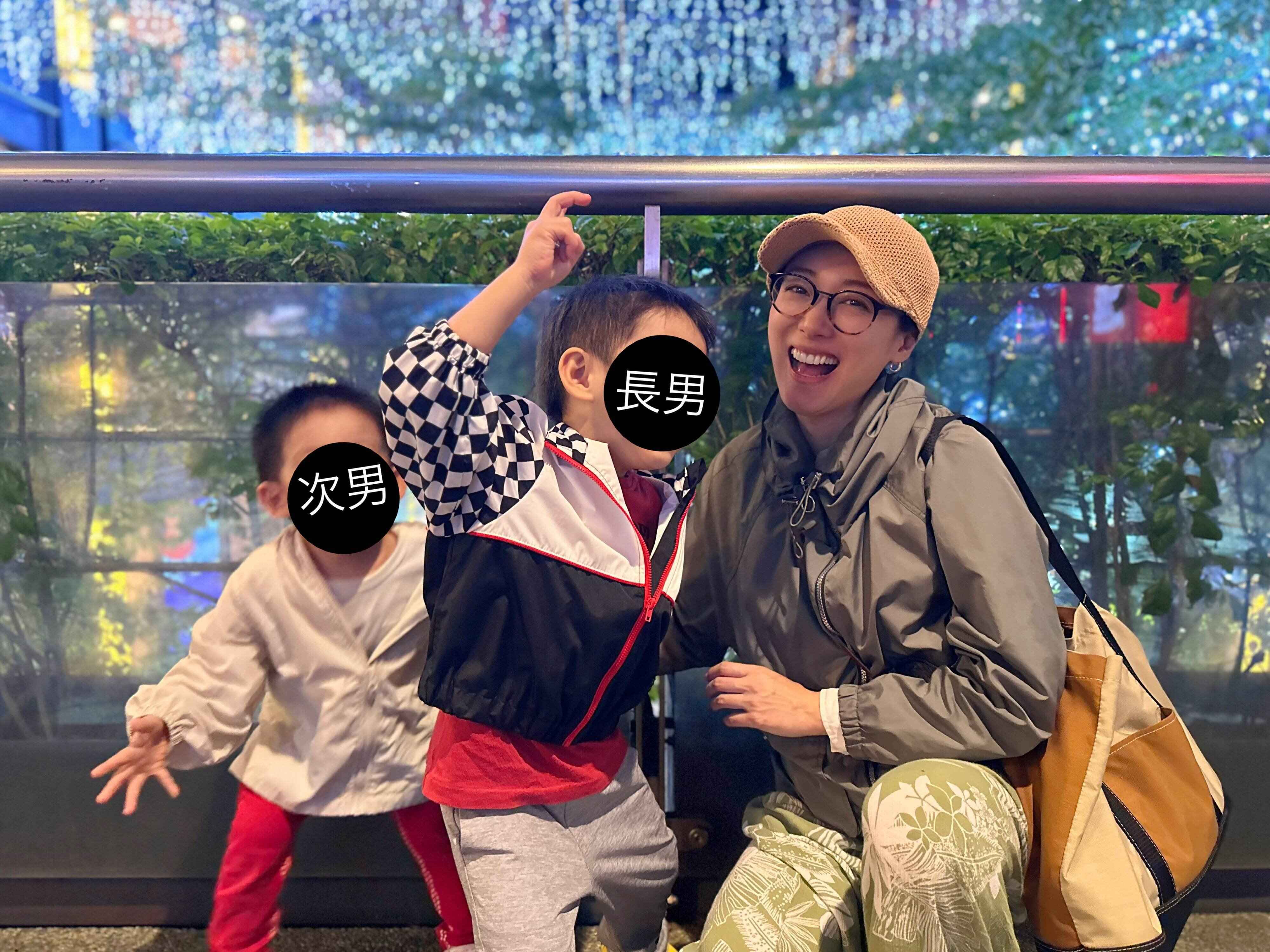 息子さん二人とのお出かけする藤岡さん。