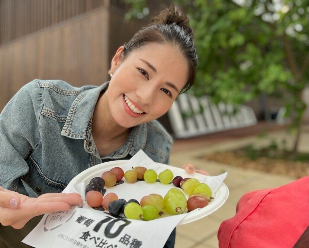山梨へぶどうの食べ比べに行ったときの永島さん。