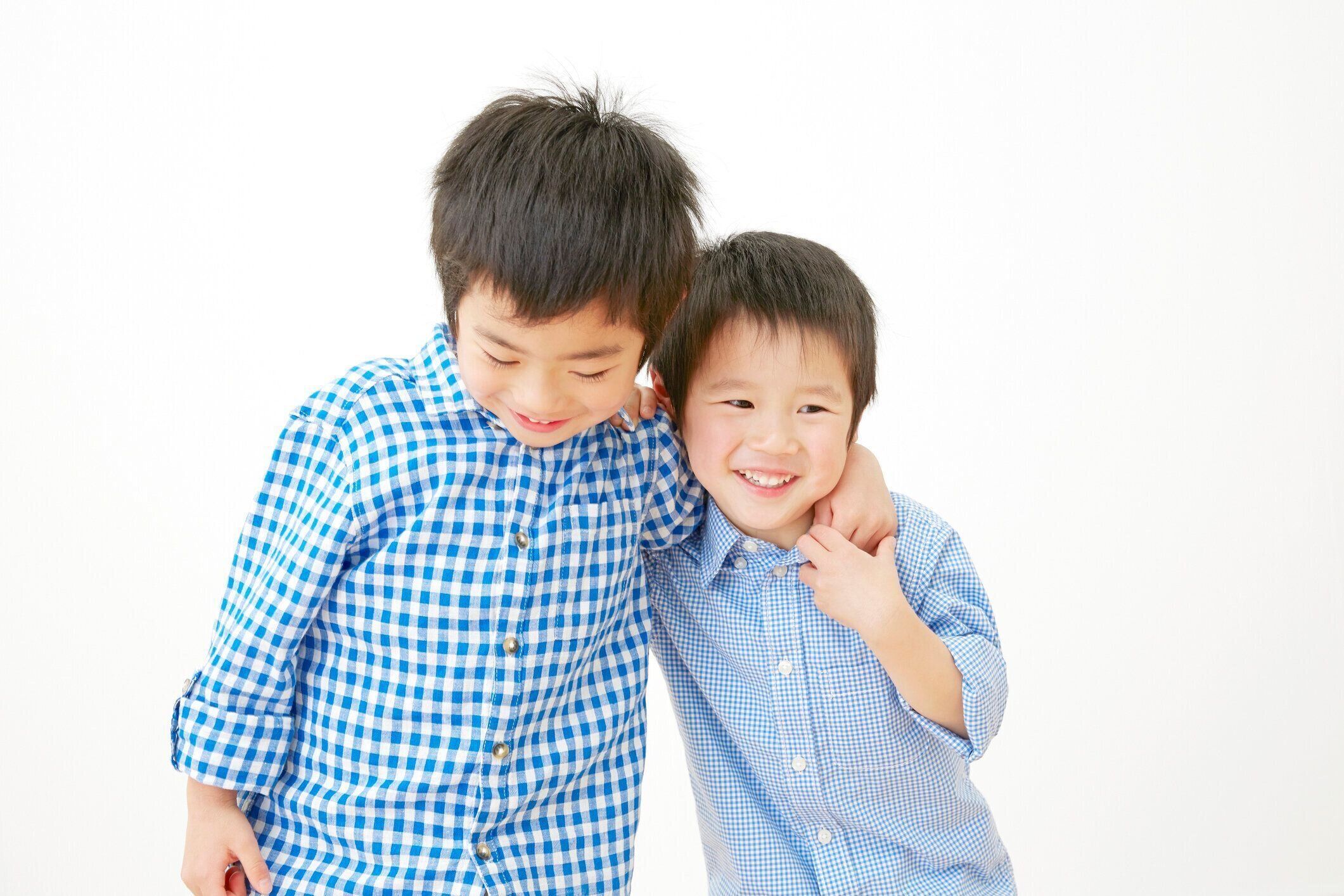 白い背景を持つ日本人の兄弟