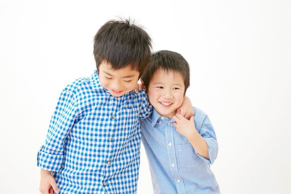白い背景を持つ日本人の兄弟