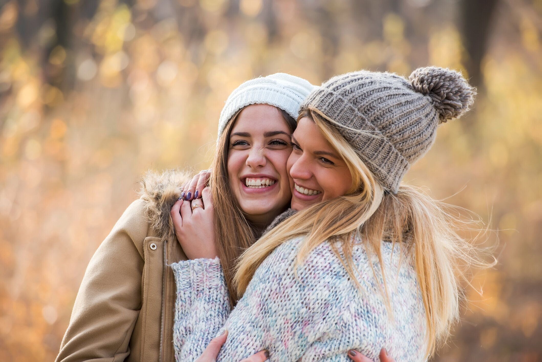 帽子を抱いて二人の少女の友人。秋。