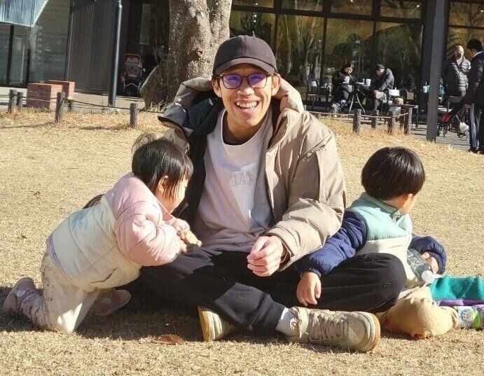 広場で遊ぶ、ひょっこりはんさんと子どもたち。