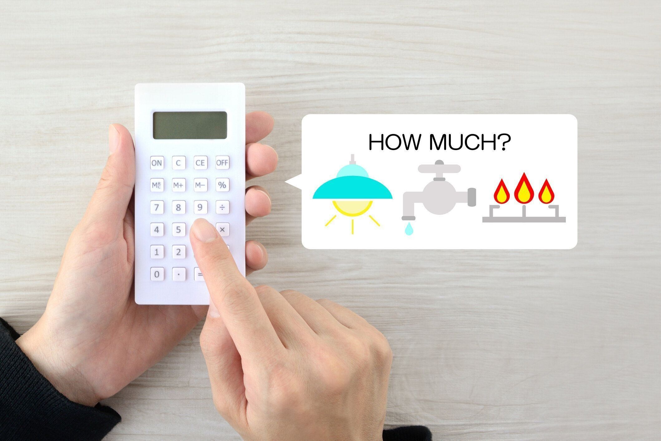 公共サービスのイラストと電卓を使用して人間の手