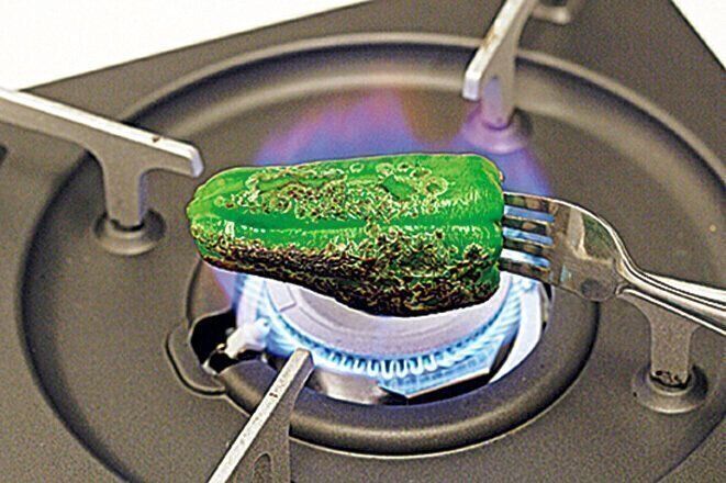 ●ピーマンなどの皮をむく（直火で焼く）