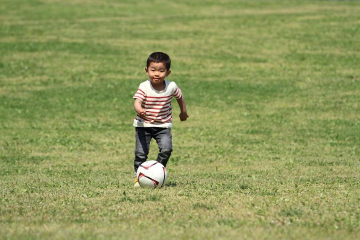 日本の少年キックサッカーボール