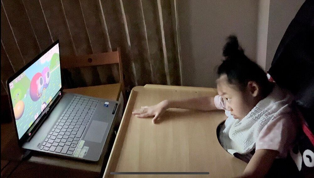 風船割りゲームをする歩美ちゃん