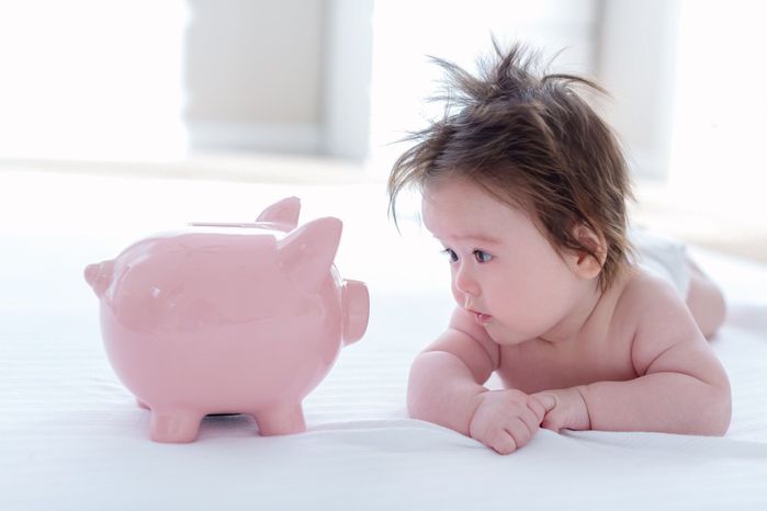 貯金箱を持った男の子